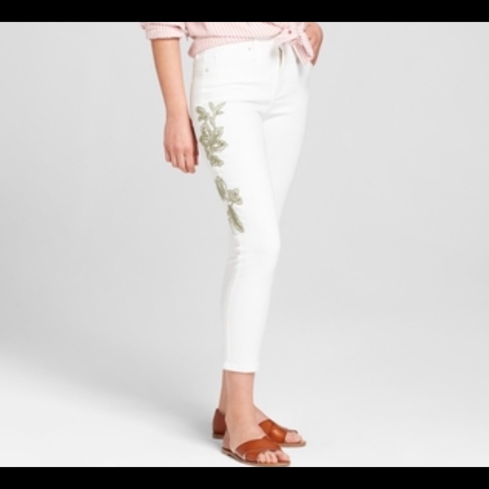 👖NWT Universal Thread Embroidered Crop Jeans👖 - Picture 5 of 6